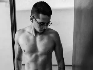 JoseAragon shows baiser